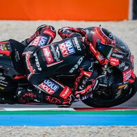 Manu González tira abajo la puerta de MotoGP ganando su tercera carrera consecutiva en Balaton Park 