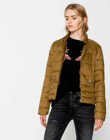 Cazadora Pull and Bear en color mostaza y azul marino por 15,99 euros