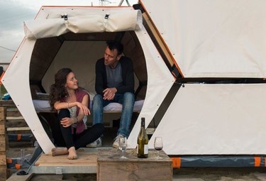 Acampa con estilo en los festivales de verano con la estructura en forma de panal de abeja de B and Bee