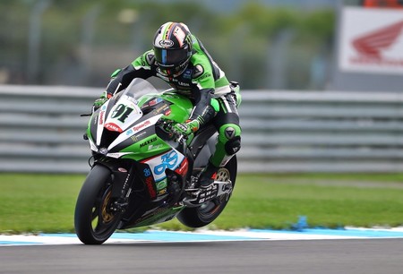 Así fue el bestial highside que ha roto dos vértebras a Leon Haslam
