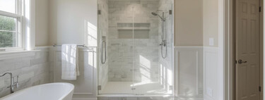 El fin de las cabinas de ducha de cristal: esta tendencia de los hoteles de lujo previene el moho y llega a las viviendas 