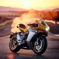 La MV Agusta Superveloce 800 es aún más atractiva con nuevas decoraciones y mejor electrónica para los mismos 147 CV
