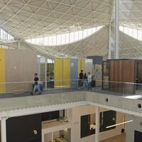 Google inaugura un edificio de oficinas y los empleados tienen que ir a cafeterías cercanas para trabajar. ¿El problema? La pésima conexión Wi-Fi