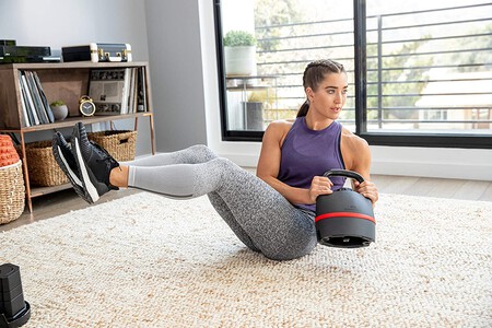 17 accesorios imprescindibles para ponerte en forma este año con los que hacerte en rebajas: kettlebells, gomas elásticas, mancuernas y más