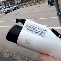 La solución para cargar tu coche eléctrico si no tienes garaje está en las alturas: estos cargadores son retráctiles y están en los postes de luz