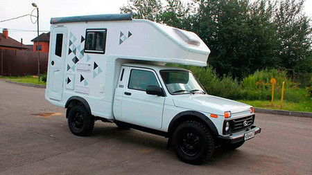 El Lada Niva se convierte en una autocarvana de bolsillo low cost, con cama doble y cocina por menos de 18.500 euros