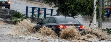 Manejar en reversa cuando llueve y se inunda puede sonar tonto pero podría salvar tu motor y ahorrarte miles de pesos  