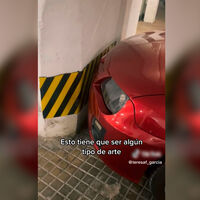 Alguien se estacionó en un espacio milimétrico, y resuelve el misterio de su hazaña en video