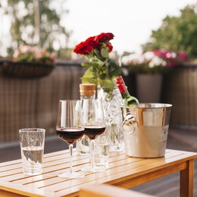 Carrefour rebaja la pérgola bioclimática bonita y funcional para dar sombra en la terraza o en el jardín. Es elegante y tiene láminas regulables para dejar pasar el aire 