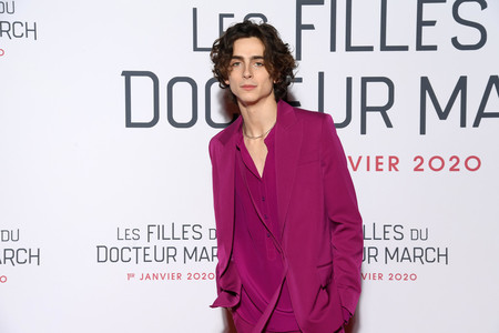 Timothée Chalamet no le teme al rosa y lo demuestra con su reciente look de alfombra roja