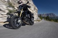 Aprilia Dorsoduro 1200, vídeo promocional solo apto para especialistas