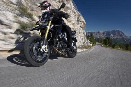 Aprilia Dorsoduro 1200, vídeo promocional solo apto para especialistas