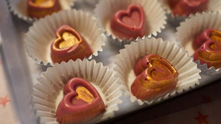 Cómo hacer bombones de chocolate con relleno de frambuesas para regalar el 14 de febrero