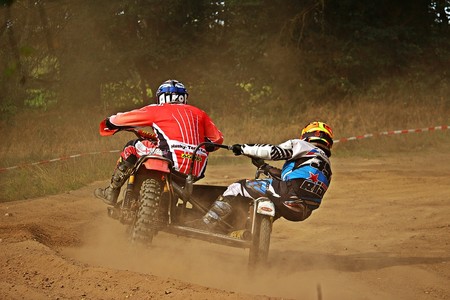 Derrapes, saltos y accidentes a dúo sobre una moto: así de espectacular es el Sidecarcross