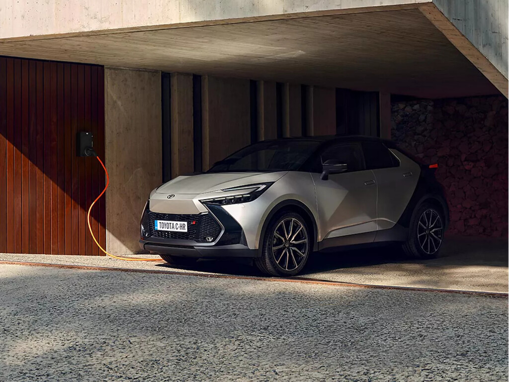 Que la gente no cargue sus coches híbridos enchufables no le viene bien a Toyota: así que han decidido cambiar nuestros hábitos con una app 