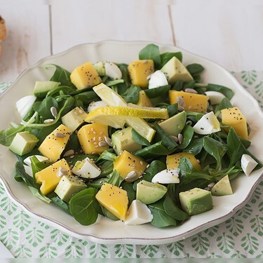 Olvida el tomate y la lechuga: la ensalada perfecta para una cena ligera solo lleva cuatro ingredientes y está riquísima 