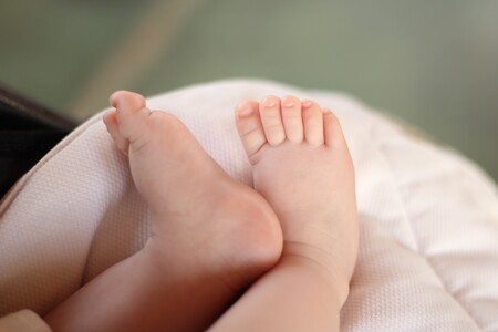 Una familia mega numerosa da la bienvenida a una niña después de 14 hijos varones