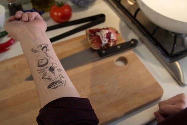 Cocina cómodamente con tus recetas tatuadas en el brazo