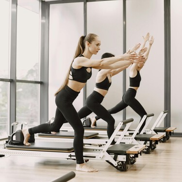Del Mat al Reformer: todos los tipos de Pilates con y sin máquinas y cómo beneficia cada uno a tu cuerpo