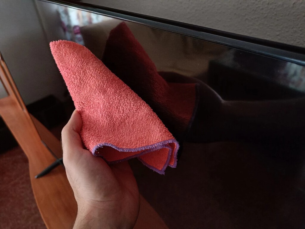 Este es el sencillo truco para limpiar tu Smart TV 4K y además de barato, no daña la pantalla