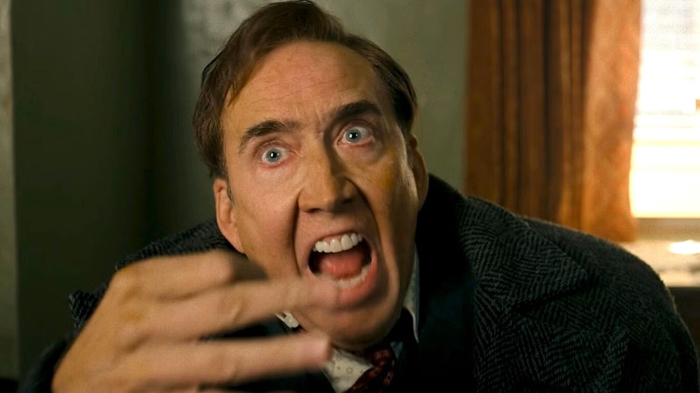 Nicolas Cage en un evento de cine, anunciando su participación en True Detective