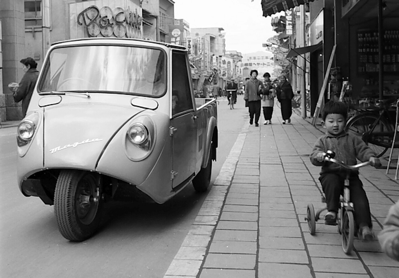 De producir corcho a fabricar coches. Así ha reflejado el logo de Mazda los 100 años de historia de la marca