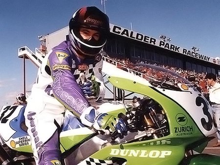 Su primera carrera en asfalto la corrió con la ZX750R