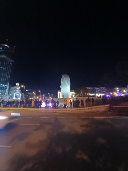 Foto nocturna a la escultura Julia de Jaume Plensa con la cámara ultra gran angular