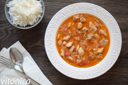 Pollo en salsa de tomate y leche de coco: receta saludable