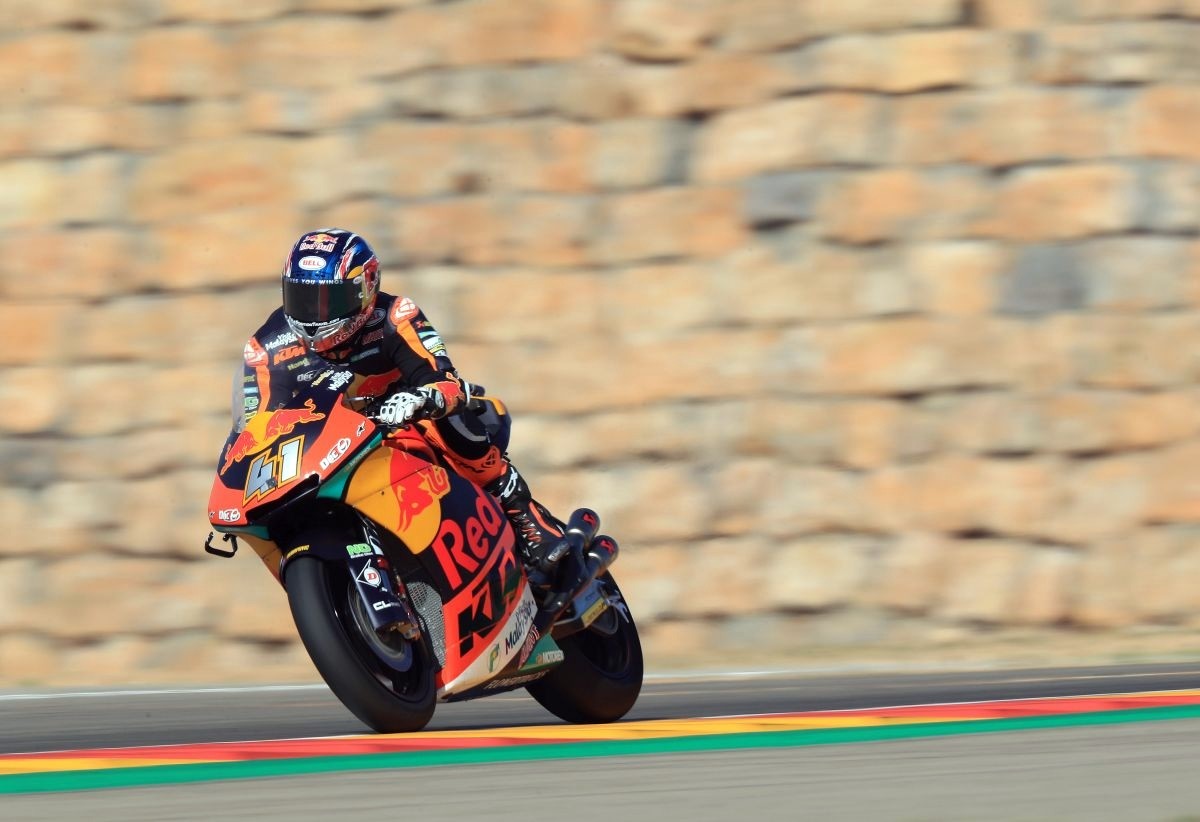 Brad Binder se adjudica una inteligente victoria en Moto2 y Pecco Bagnaia consolida su liderato en Aragón
