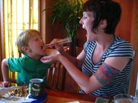 ¿No querrías que las comidas con los niños duraran un poco más? La clave está en crear un ambiente positivo