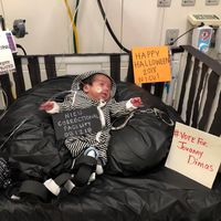 El tierno concurso de disfraces de bebés ingresados en la UCIN que celebran su primer Halloween