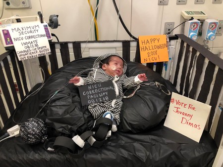 El tierno concurso de disfraces de bebés ingresados en la UCIN que celebran su primer Halloween