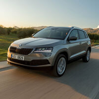 El Skoda Karoq más barato llega con motores gasolina y diésel, y hasta cámaras por los cuatro costados