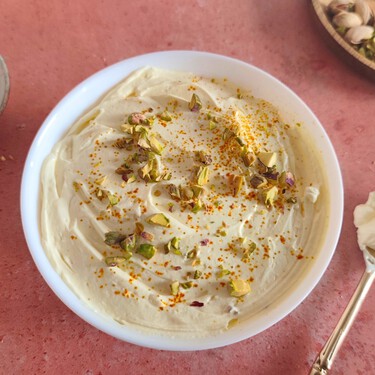 Shrikhand, receta india de cuajada con especias 