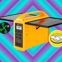 Con todo y que esta enrome pila tiene paneles solares, su precio no pasa de los 1,799 pesos: el mejor amigo contra los apagones 