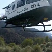 Un helicóptero de la Guardia Civil intercepta a siete moteros en pleno monte. Ha habido multas, pero también una gran polémica 