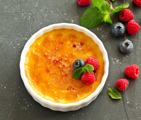 Cómo preparar una deliciosa Crème Brûlée, la clásica natilla francesa. Receta fácil de postre