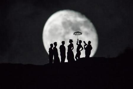 "No importa el tamaño, importan las ideas": Siluetas frente a la luna