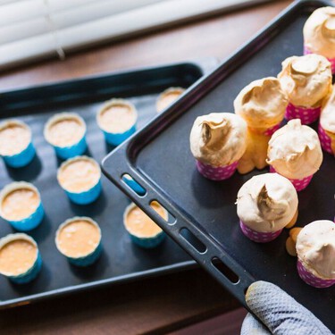 Dile adiós al cochambre: el ingrediente casero que desprende la grasa quemada en minutos