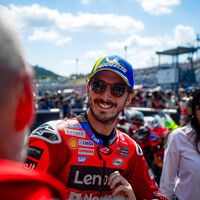 Pecco Bagnaia llevaba todo el año diciendo que con la Ducati vieja le podía ganar a Marc Márquez. Ahora parece que tenía razón 