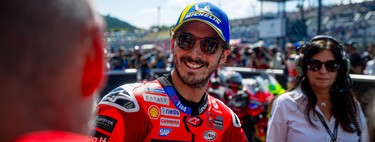 Pecco Bagnaia llevaba todo el año diciendo que con la Ducati vieja le podía ganar a Marc Márquez. Ahora parece que tenía razón 
