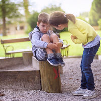El "banco de los amigos", la maravillosa idea de una alumna de nueve años para que ningún niño se sienta solo en el recreo