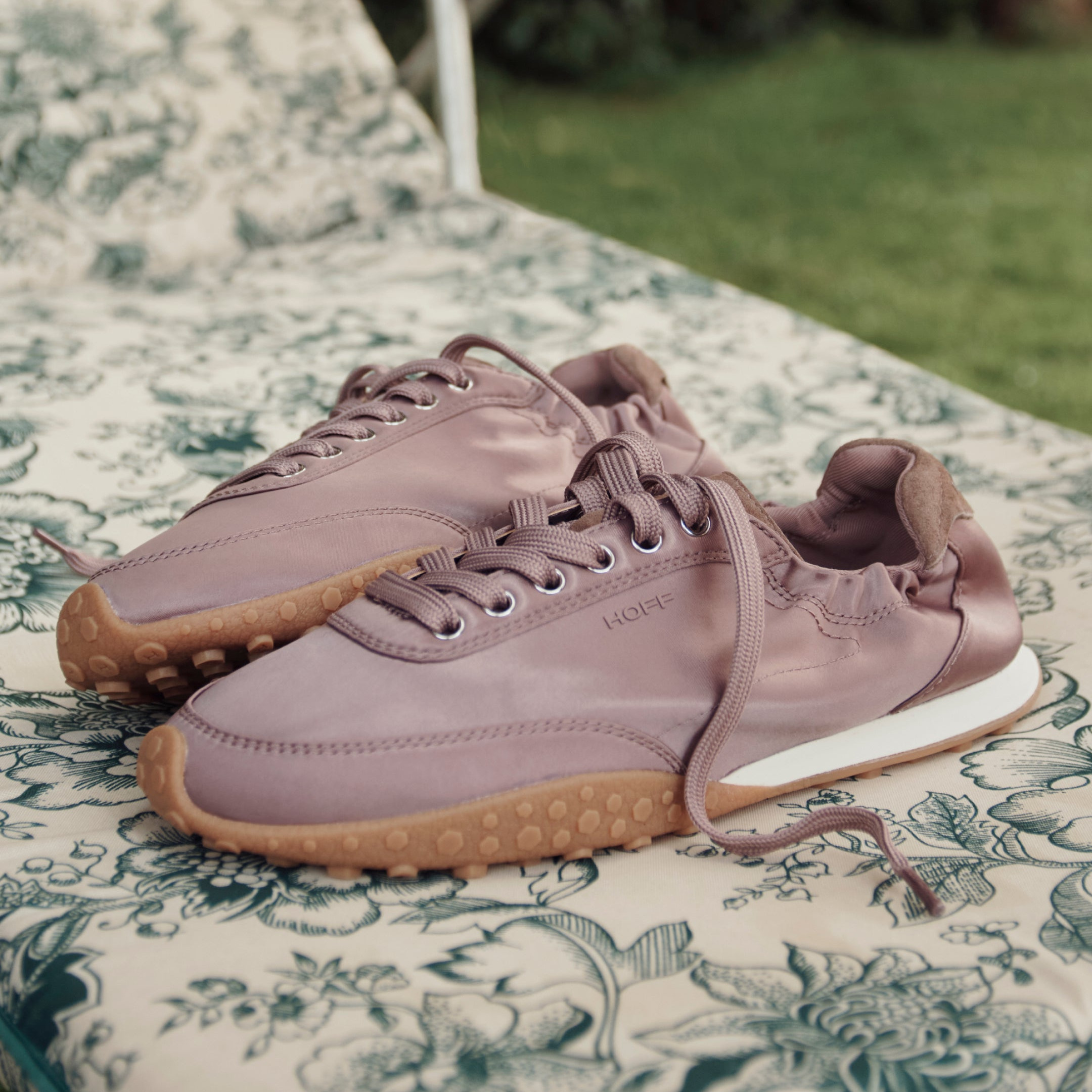 Hoff - Zapatillas de mujer en satén bajas con suela de goma.
BRIDGE SATIN BROWN