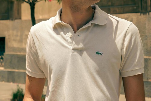 Lacoste finaliza su temporada liquidando las últimas tallas de camisetas, chaquetas y más superando el 50% de descuento    
