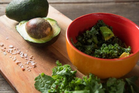 Las 11 frutas y verduras frescas con más proteínas para ayudarte a perder peso en tu dieta keto y 33 recetas para usarlas