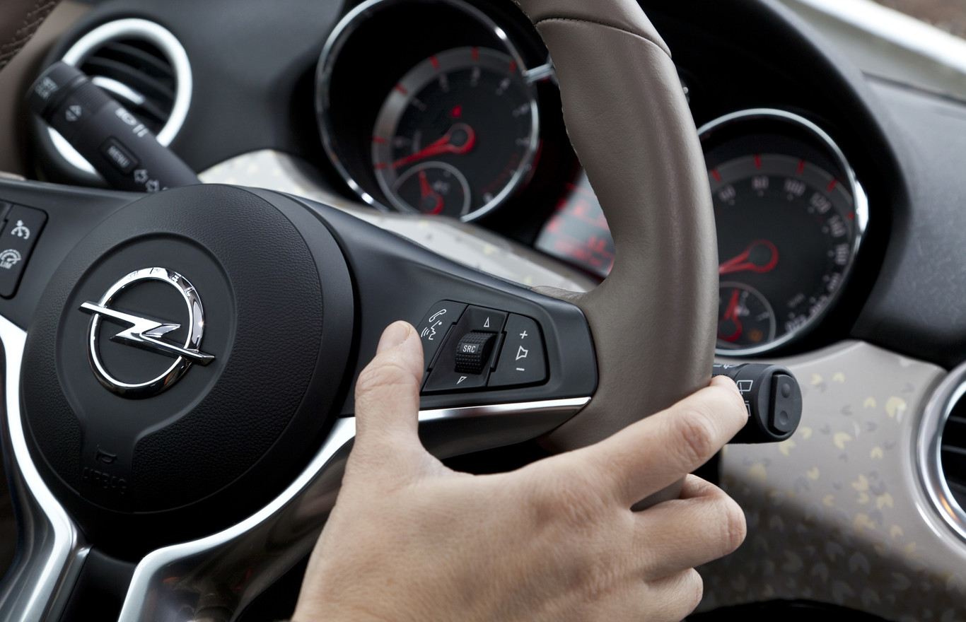 Las direccionales y otras 11 cosas que no utilizas de tu auto... y que quizá ya pagaste por ellas