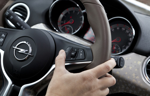 Las direccionales y otras 11 cosas que no utilizas de tu auto... y que quizá ya pagaste por ellas