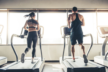 Correr en cinta no tiene por qué ser aburrido: prueba estas once rutinas diferentes