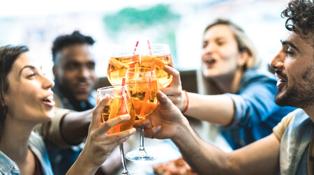 Mezclar alcohol y bebidas energéticas es habitual y puede traer problemas de salud: todos los riesgos a los que nos enfrentamos